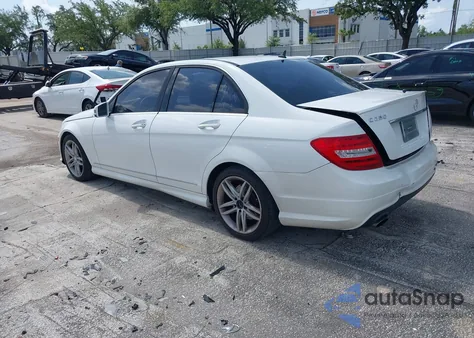 2014 Mercedes-Benz C 250 Luxury/Sport z USA, uszkodzony, nr VIN WDDGF4HB2EA963886